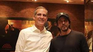 SRK hosts US Ambassador to India in 'Mannat'