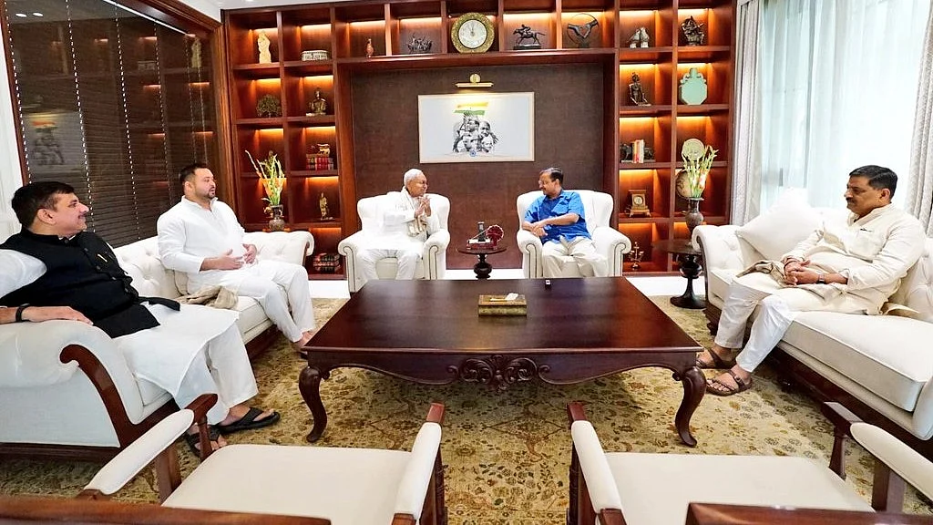 Bihar CM Nitish Kumar met Delhi CM Arvind Kejriwal in Delhi (Photo:@AAPDelhi/Twitter)
