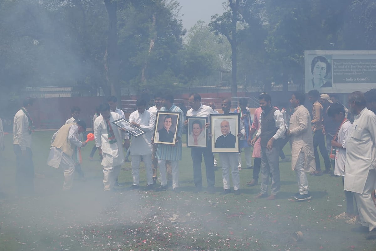 Congress party workers celebrating (NH Photo by Vipin)