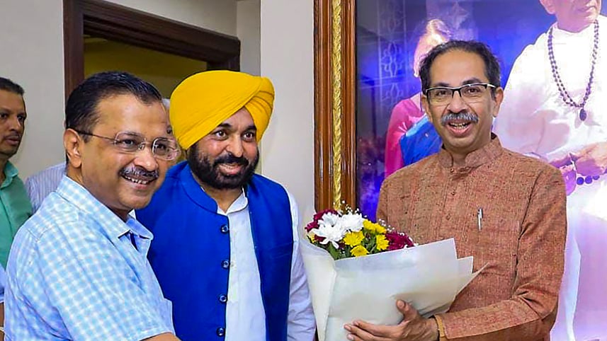 (L-R); Arvind Kejriwal, Bhagwant Mann and Sharad Pawar meet at Pawar's Mumbai residence on Thursday, May 25. (Photo Courtesy: PTI)