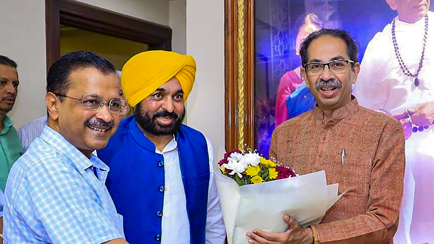 (L-R); Arvind Kejriwal, Bhagwant Mann and Sharad Pawar meet at Pawar's Mumbai residence on Thursday, May 25. (Photo Courtesy: PTI)