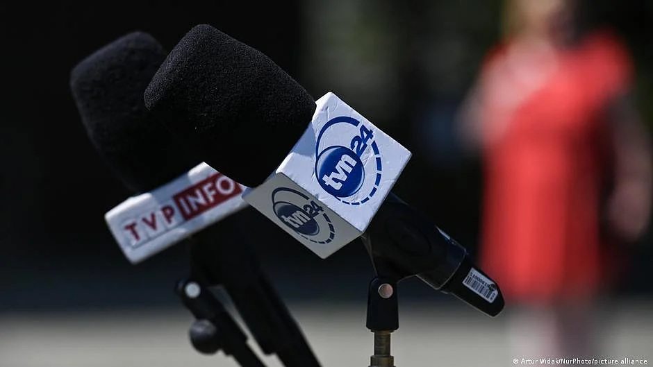 Mics belonging to two news organisations (DW)