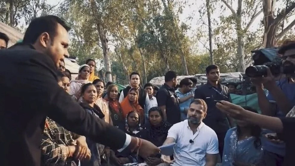 Rahul Gandhi interacting with Shakur Basti residents (Photo Courtesy: @shaandelhite/Twitter)