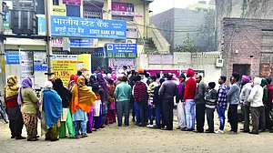 People queue up outside an SBI branch in Punjab’s Amritsar to withdraw some cash on 29 December 2016 following the demonetisation
