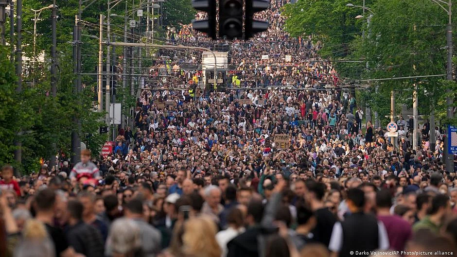 Protests in Serbia after mass shootings (DW)