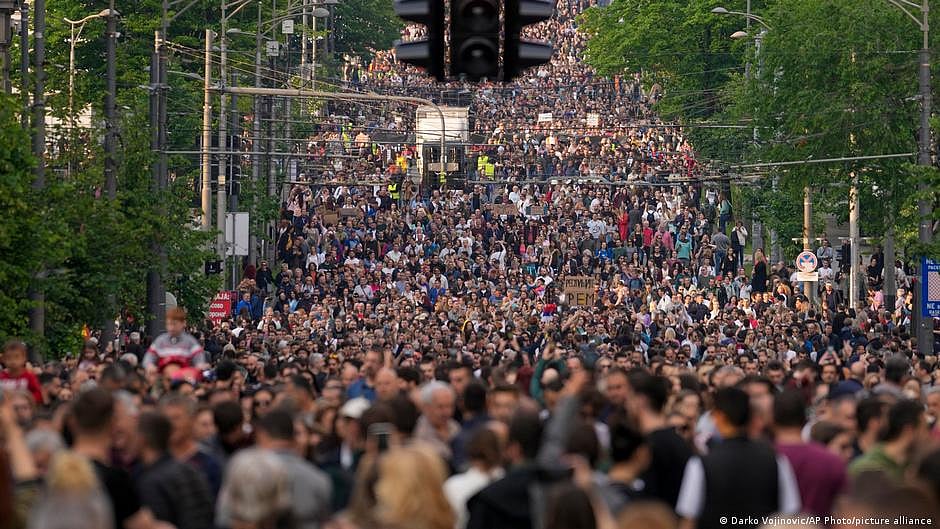 Protests in Serbia after mass shootings (DW)