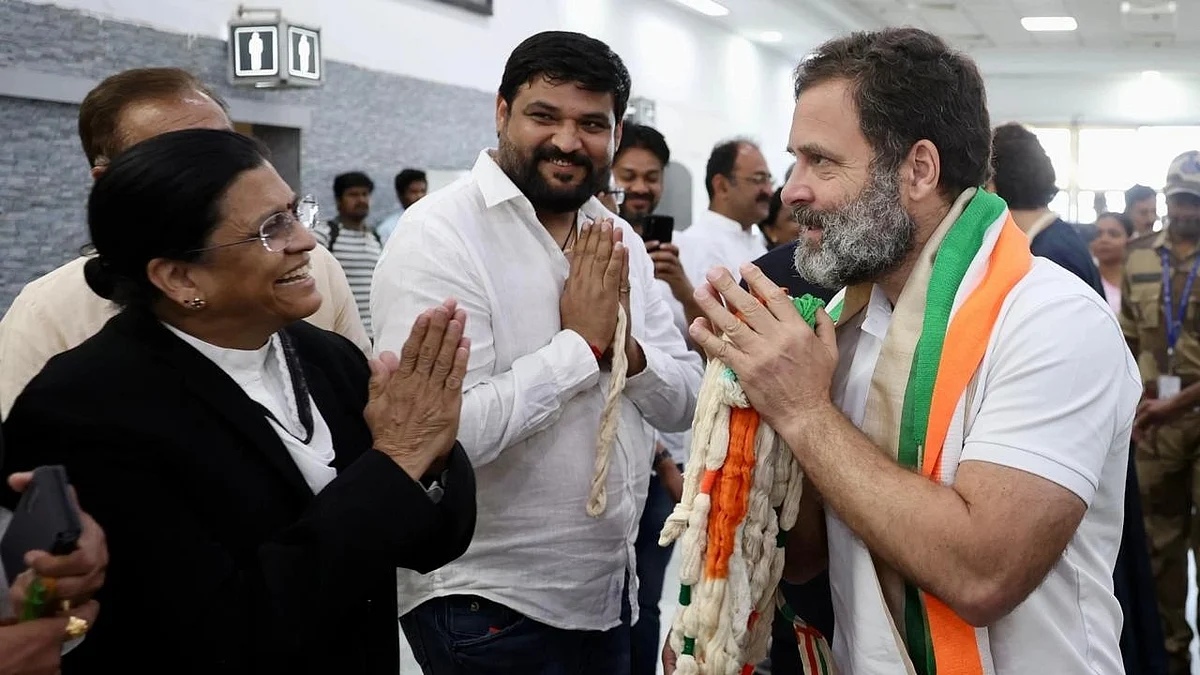 Rahul Gandhi at Surat Court thanking his lawyer (Photo Courtesy: @sanchit_gs/Twitter)