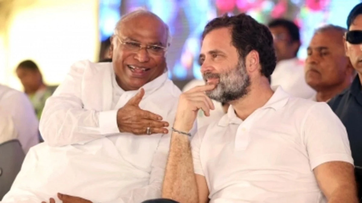 Congress leaders Malikarjun Kharge and Rahul Gandhi (photo: IANS)