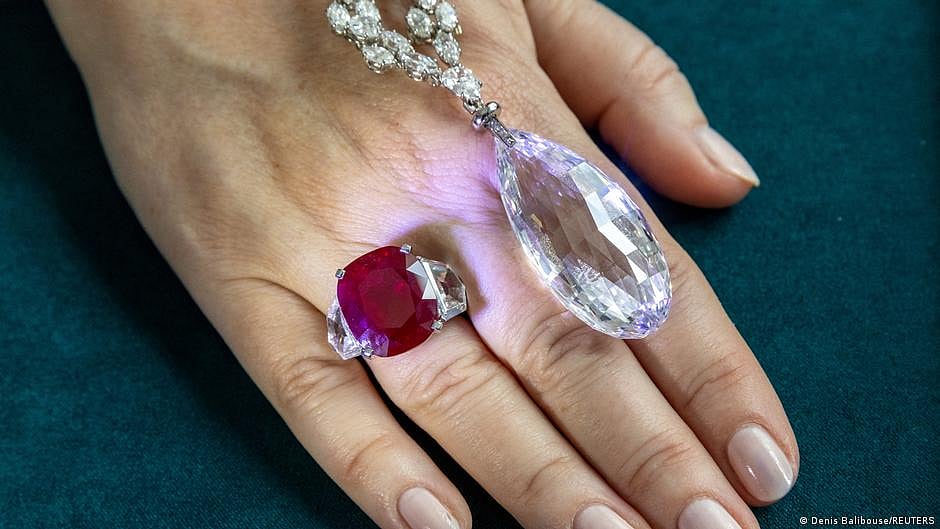Nazi-linked jewelry up for auction despite criticism
