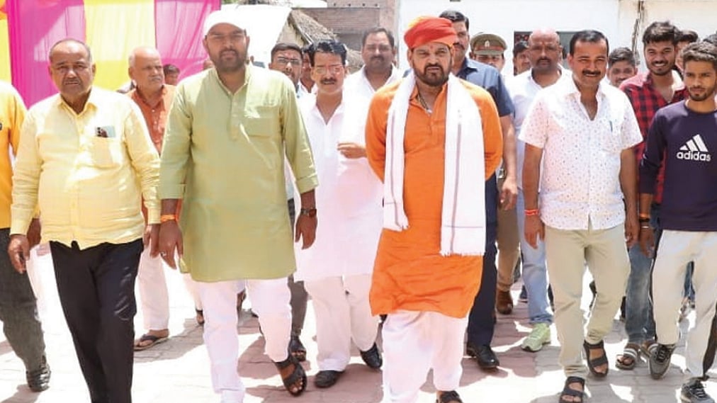 Brij Bhushan Sharan Singh with his supporters (Photo: Twitter)
