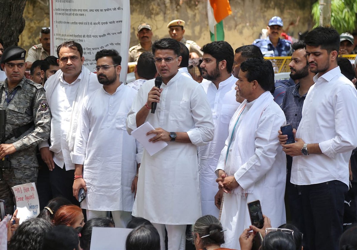 Congress leader Sachin Pilot arrives at Jantar Mantar in Delhi to meet the wrestlers who are protesting against the WFI chief (NH Photo by Vipin)