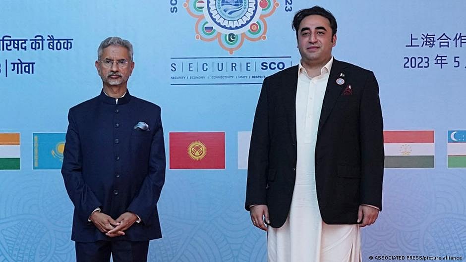 Pakistani foreign minister Bilawal Bhutto–Zardari with India's external affairs minister Dr S. Jaishankar (photo: DW)