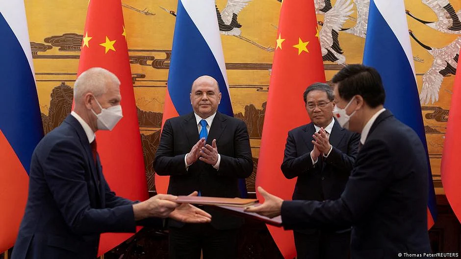 High-level officials from China and Russia holding a meeting (DW)