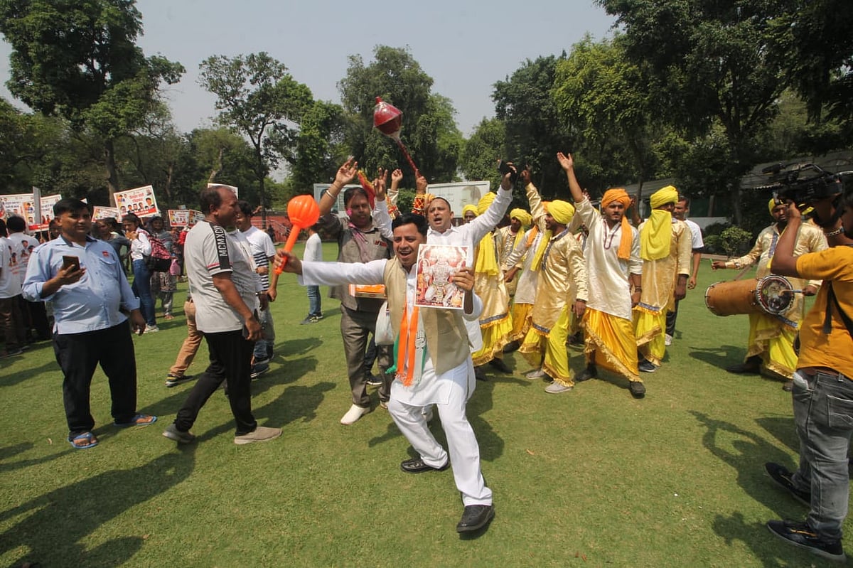 Congress workers celebrate at AICC (NH Photos by Vipin)
