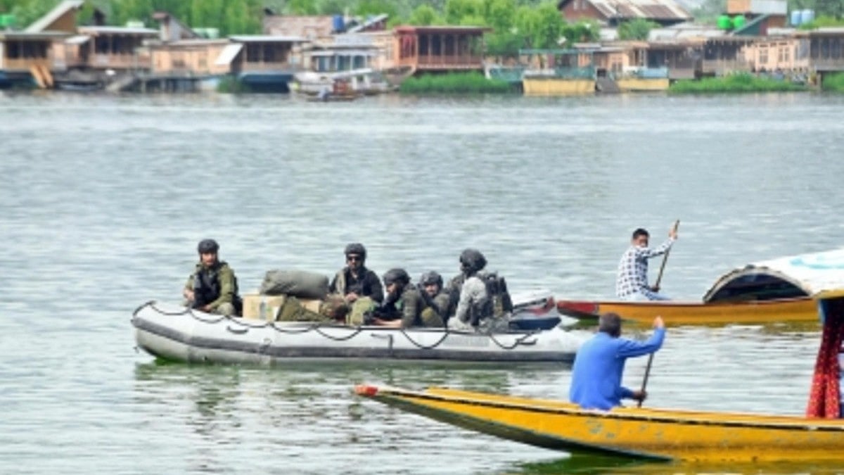 Marine commandos sanitising Dal Lake (IANS Photo)