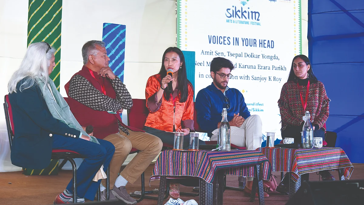 (L–R) Sanjoy K. Roy in conversation with Amit Sen, Tsepal Dolkar Yongda, Neel Madhav and Karuna Ezara Parikh. (Photo courtesy: Teamwork Arts) 
