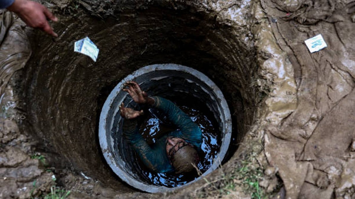 Maha: 5 killed while cleaning septic tank; CM announces Rs 10L ex-gratia
