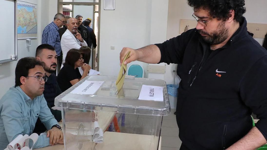 A Turkish voter casts their ballot in Turkey on Sunday, May 14. (Photo: DW)