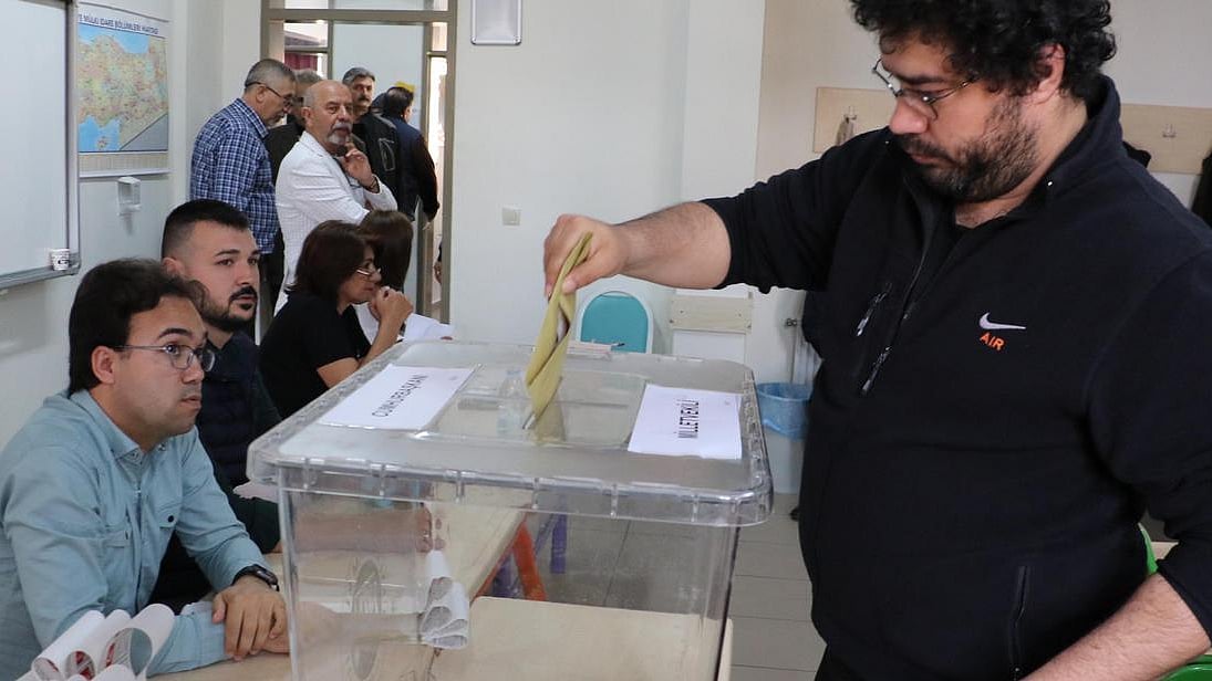 A Turkish voter casts their ballot in Turkey on Sunday, May 14. (Photo: DW)