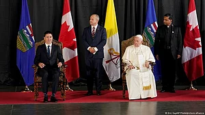 The Pope on the podium during his Canada visit, alongside Prime Minister Trudeau (photo: DW)