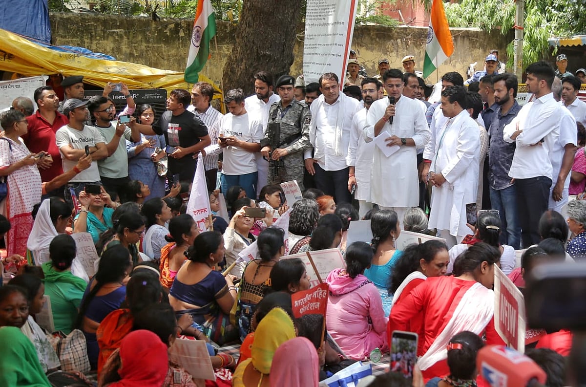 Congress leader Sachin Pilot arrives at Jantar Mantar in Delhi to meet the wrestlers who are protesting against the WFI chief (NH Photo by Vipin)