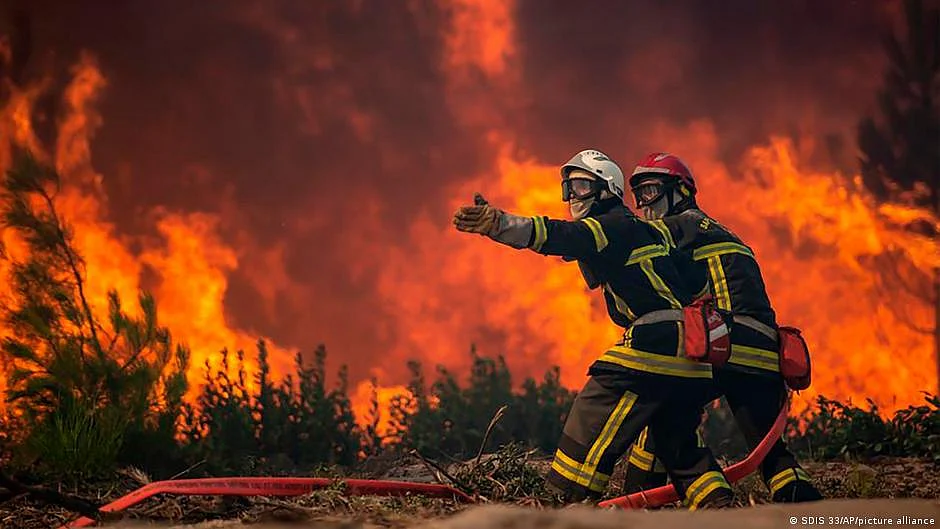 Firefighters putting off a fire (DW)