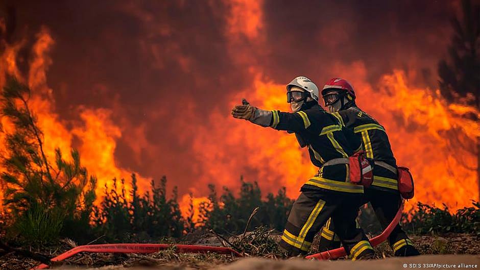 Firefighters putting off a fire (DW)