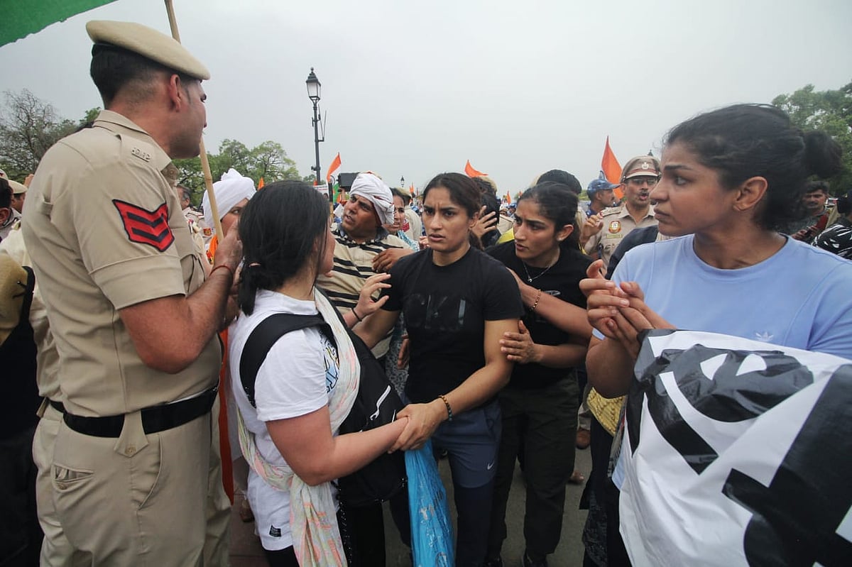 Protesters speaking to  Delhi Police (NH Photos by Vipin)