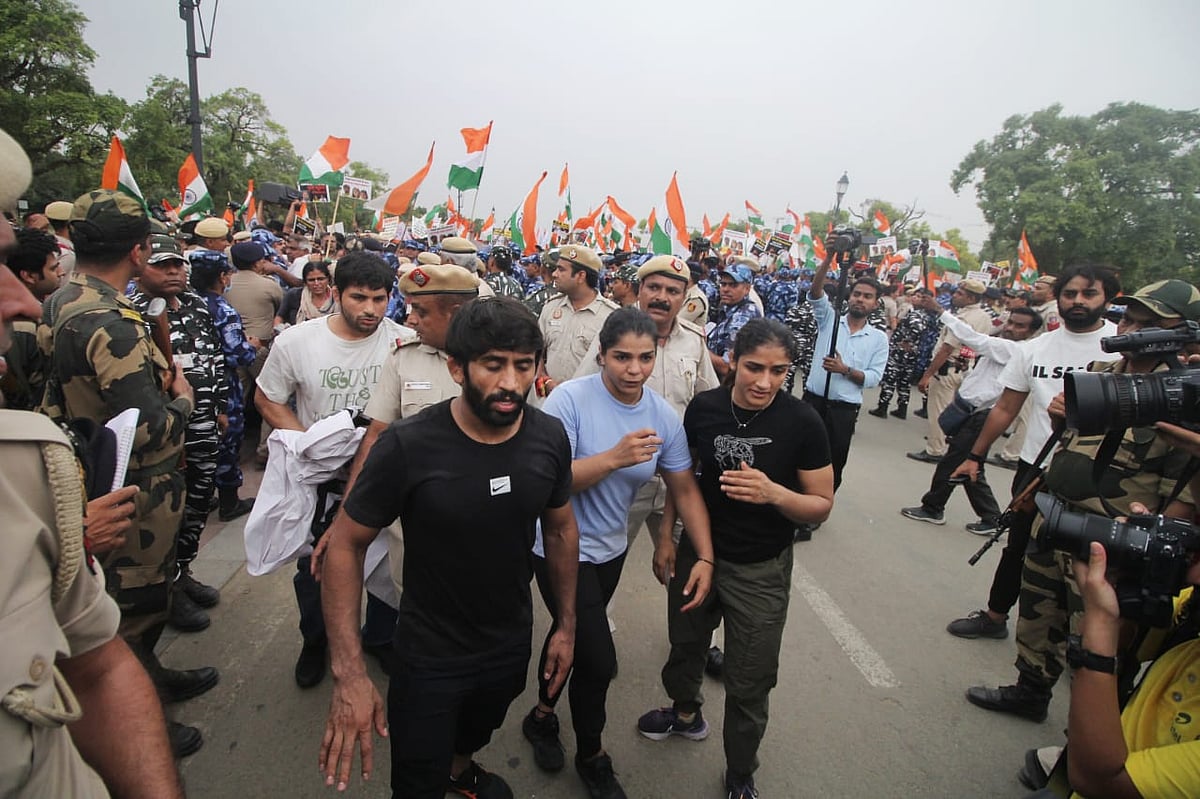 Wrestlers surrounded by supporters, the media and Delhi Police (NH Photos by Vipin)