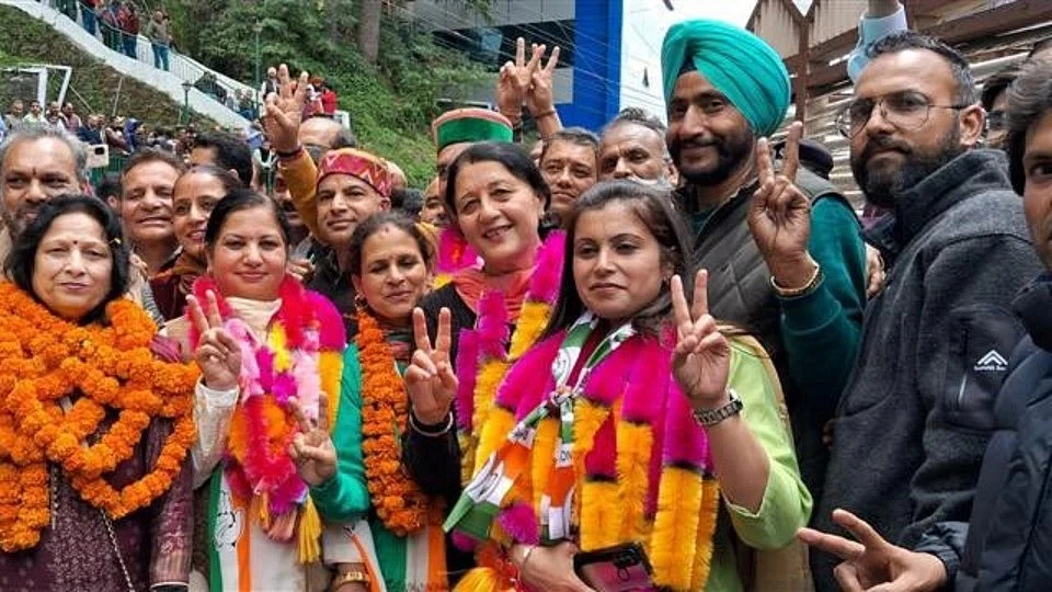 Shimla Municipal Corporation members after election victory (Photo Courtesy: Twitter/ @RahulGandhi)