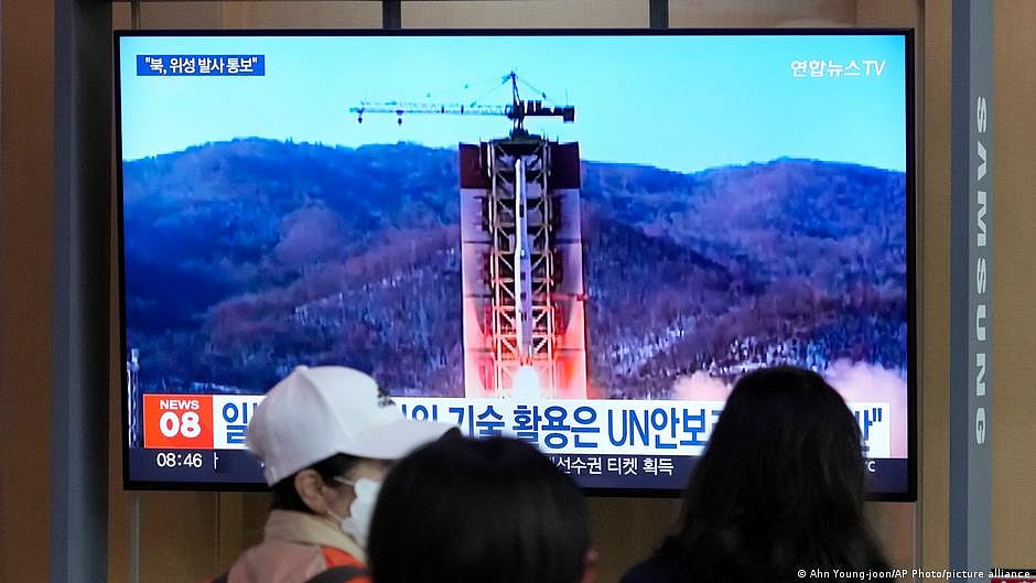 Observers watching the rocket launch on TV. (Photo: DW)