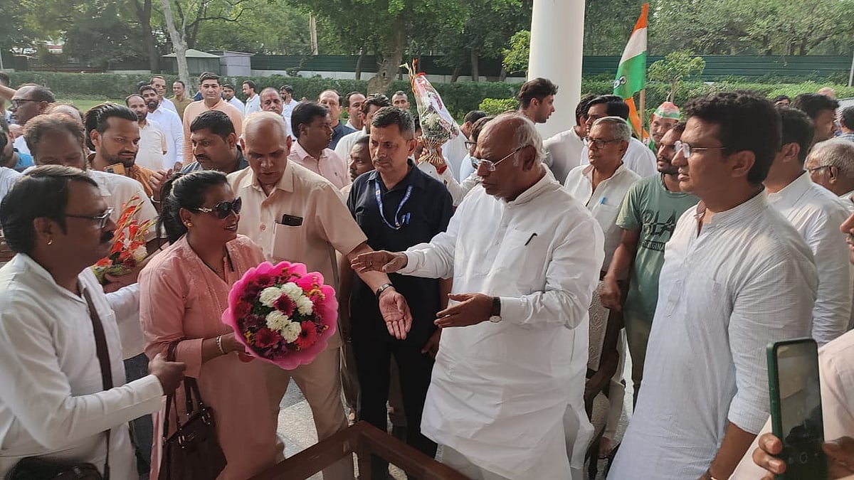 Karnataka: Newly elected Congress MLAs  authorise Kharge to pick next CM