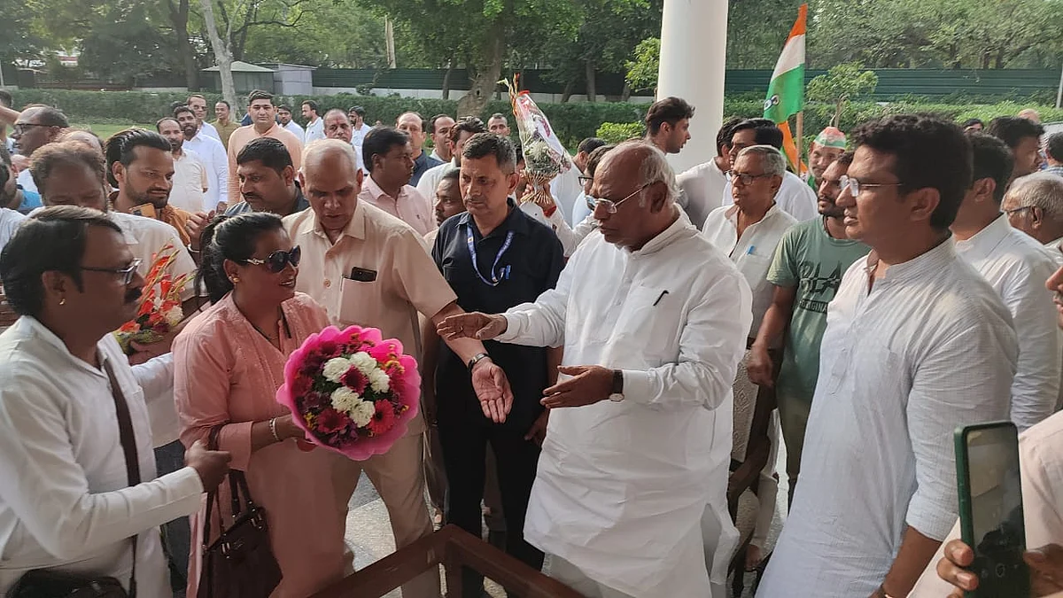 Congress President Mallikarjun Kharge being welcomed in Delhi after returning from Karnataka (Photo Courtesy: @INCIndia/Twitter)