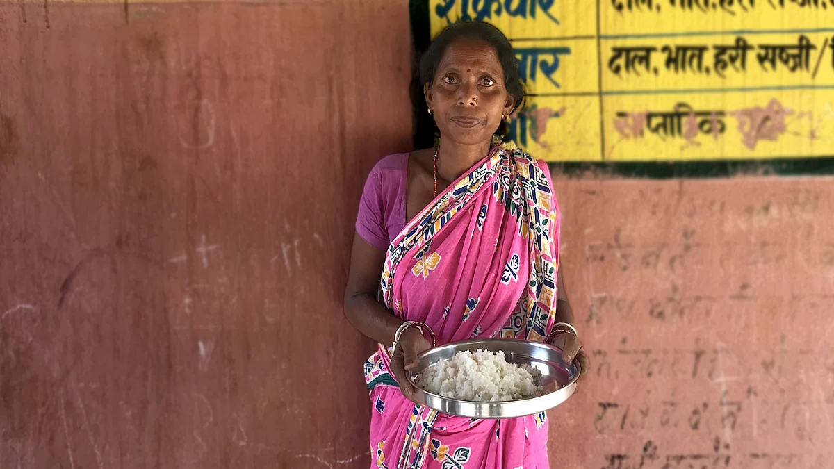Representative image showing a woman with food in her hands (Photo Courtesy: Shreegireesh Jalihal/The Reporters' Collective)