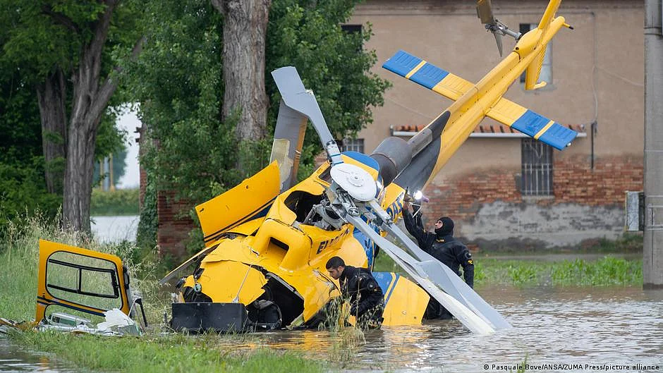 Floods in Italy: Helicopter crashes (DW)