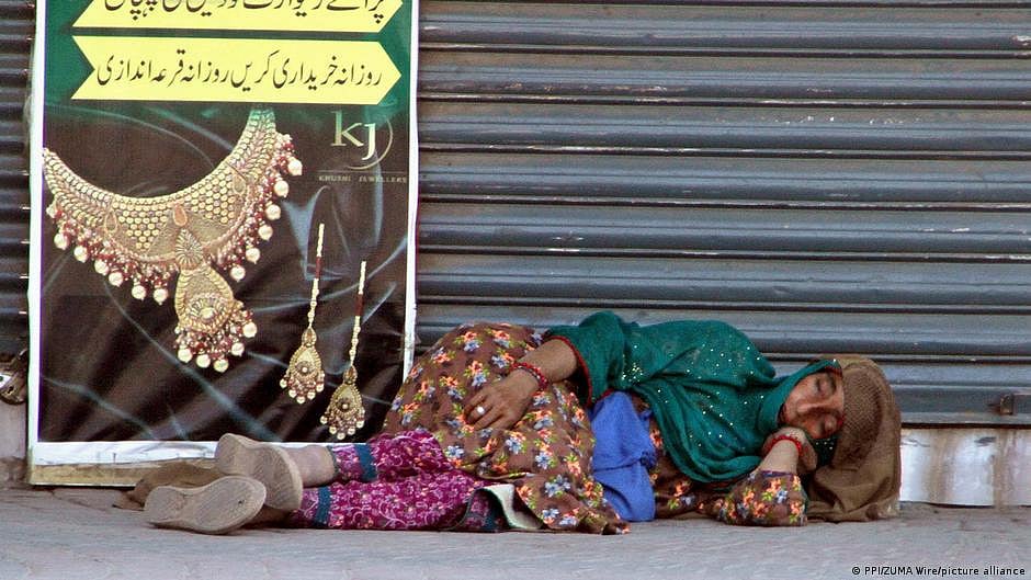 A woman sleeping on the street (DW)