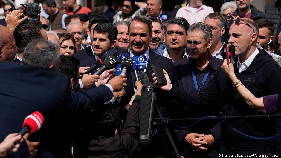 Prime Minister Kyriakos Mitsotakis surrounded by the press (DW)