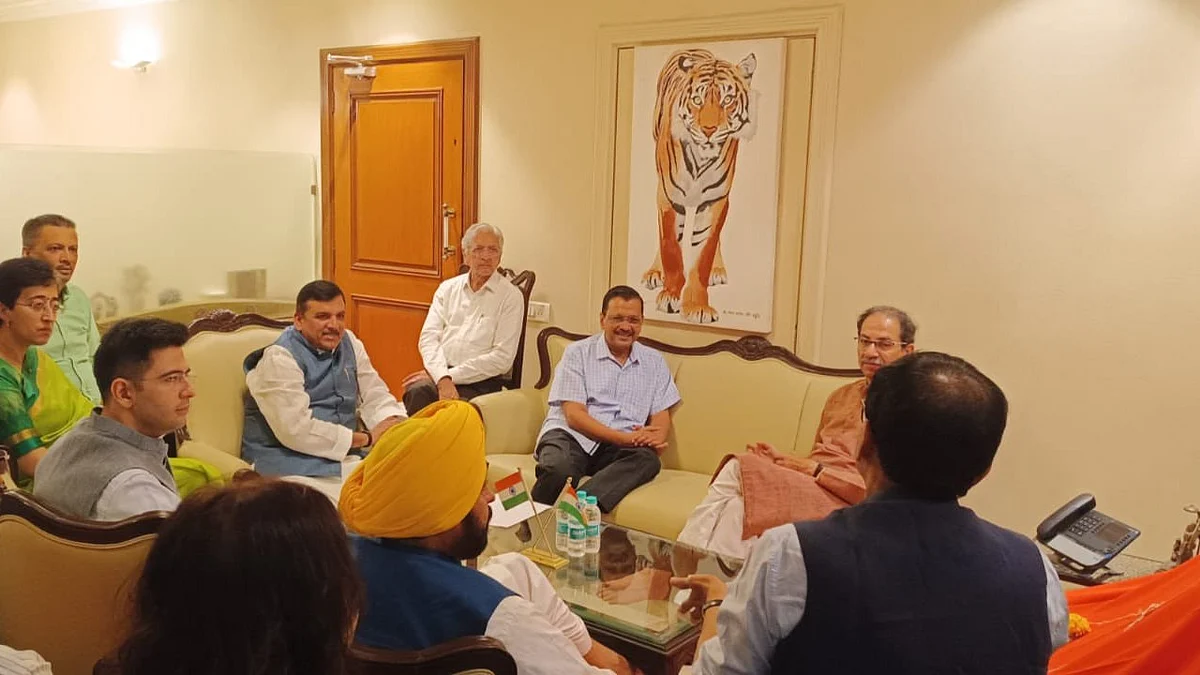 Delhi CM Arvind Kejriwal and other AAP and Shiv Sena (UBT) leaders at the residence of Uddhav Thackeray in Mumbai (Photo Courtesy: @raghav_chadha/Twitter)