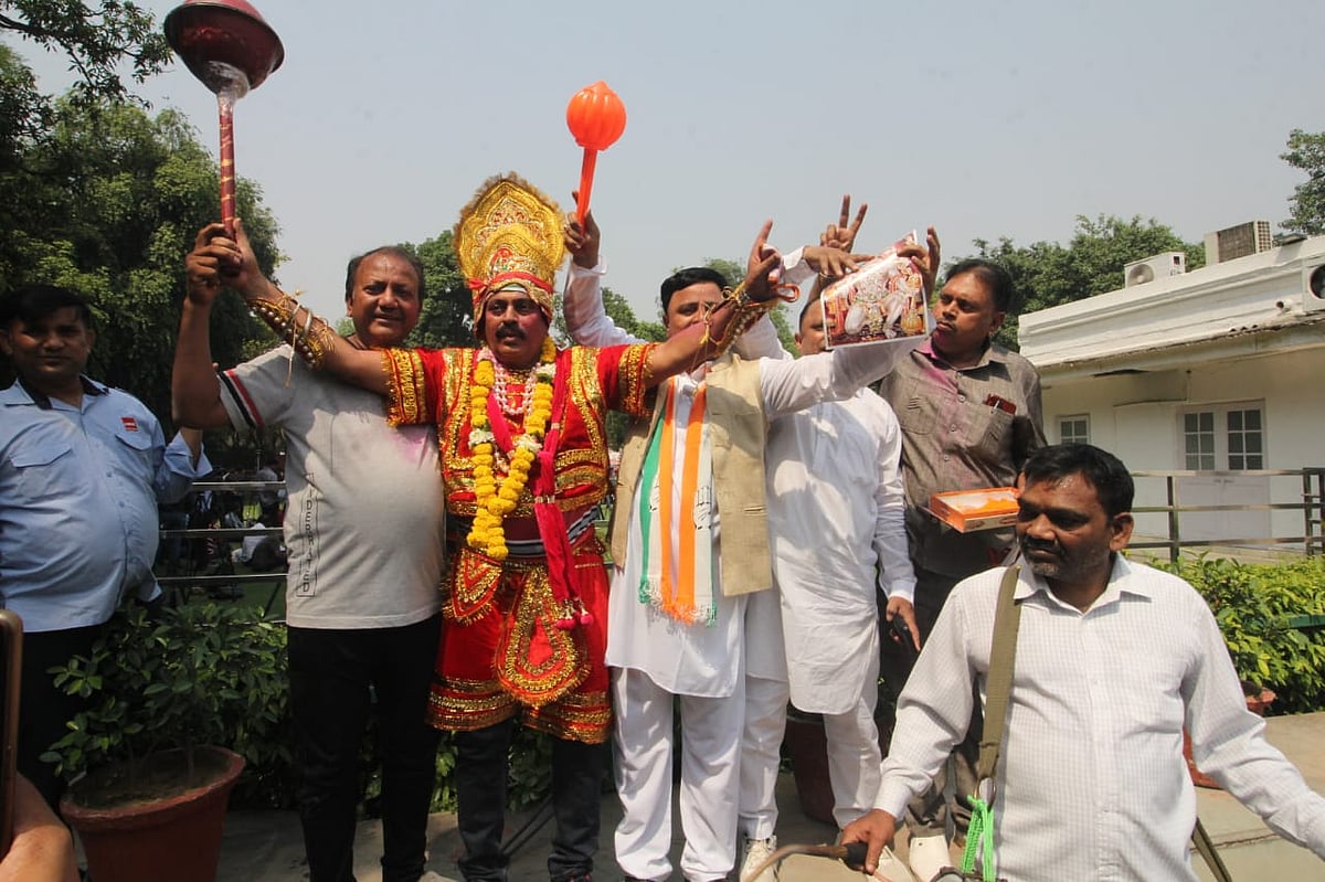 Congress workers celebrate at AICC (NH Photos by Vipin)