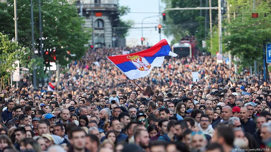Thousands rally in Belgrade (DW)
