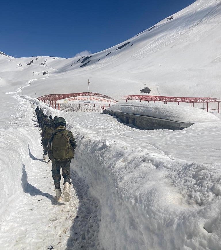 Army patrol on Amarnath Yatra route (Photo courtesy: Chinar Corps/ @Twitter)