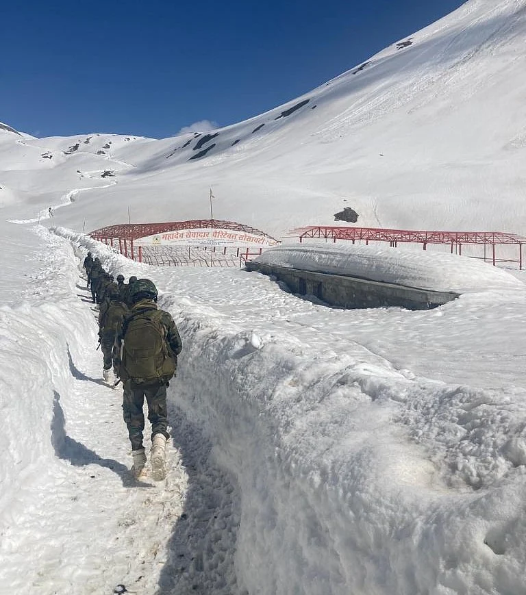 Army patrol on Amarnath Yatra route (Photo courtesy: Chinar Corps/ @Twitter)