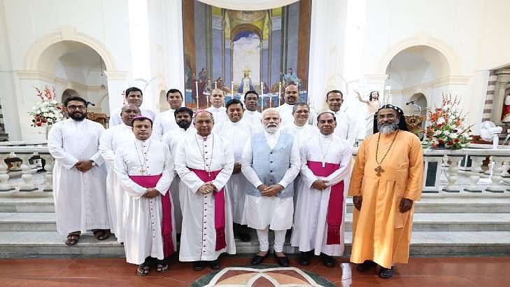 Prime Minister Narendra Modi with Catholic priests (Photo: @narendramodi/Twitter)