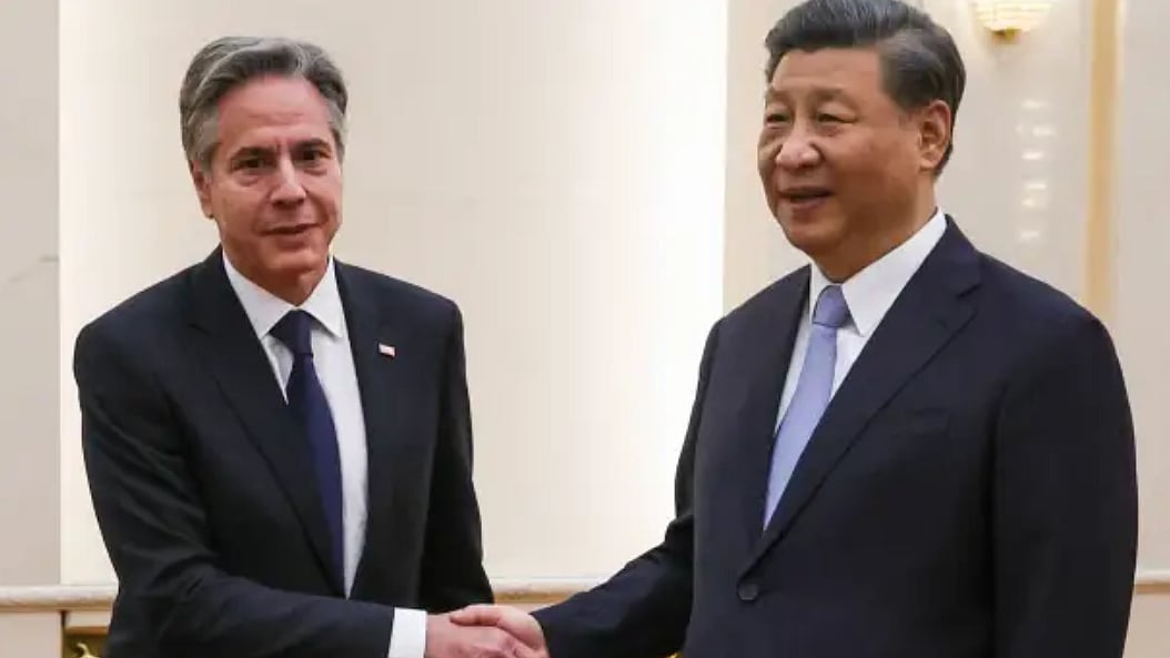 US Secretary of State Antony Blinken (right) and Chinese President Xi Jingping  at the Great Hall of the People in Beijing on Monday, June 19. (photo: Getty Images)