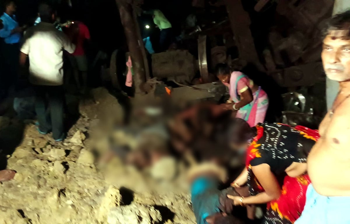 Local women among those who pitched in to rescue passengers at the railway accident site in Bahanaga Bazar (photo: IANS) 