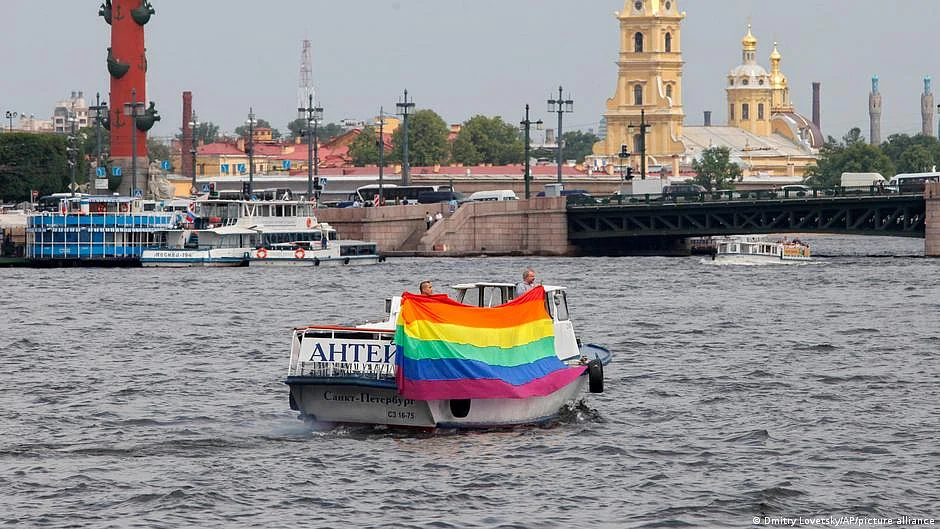 Representative image of a pride flag on a boat in Russia. (photo: DW)