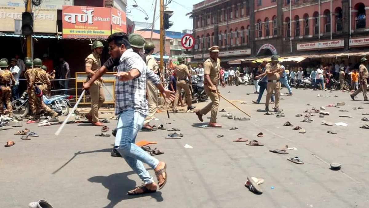 Police rounding up rioters (photo: IANS)