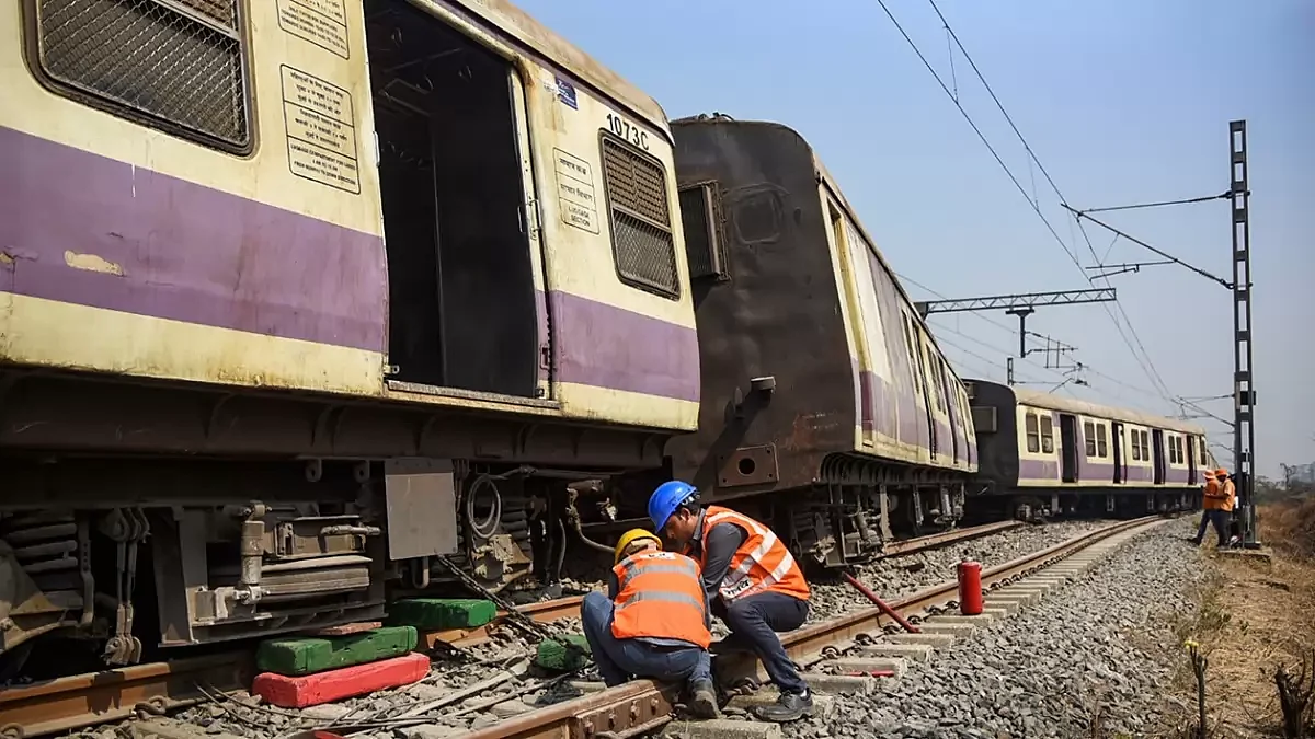 Local train derails in Thane (Picture courtesy: PTI)