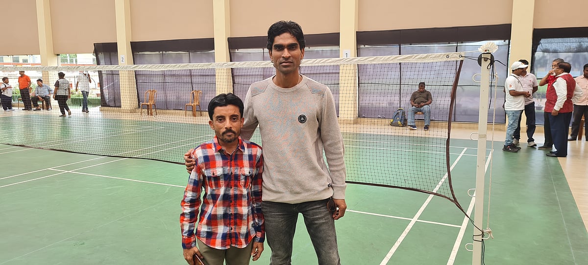  Pramod Bhagat (right) with Raja Magotra, a world No.7 from Bengal, as guests for the East Zonal para badminton event (photo courtesy Gautam Bhattacharyya)