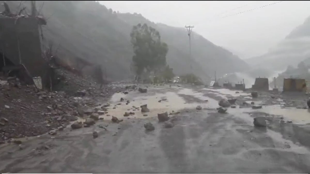 The rubble-ridden stretch near Mehar, Ramban, on NH-44, in the early morning of 26 June 2023 (photo courtesy Jammu Kashmir News Network, @TheYouthPlus/Twitter)  